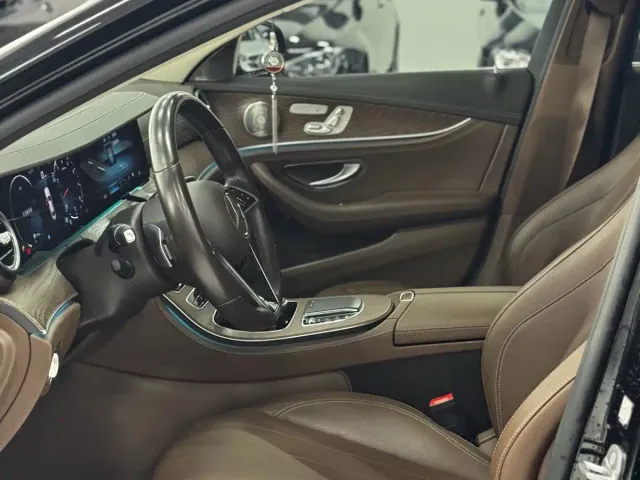Mercedes-Benz E-Class — Фото автомобиля 4