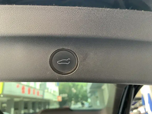 Tesla Model Y — Фото автомобиля 12