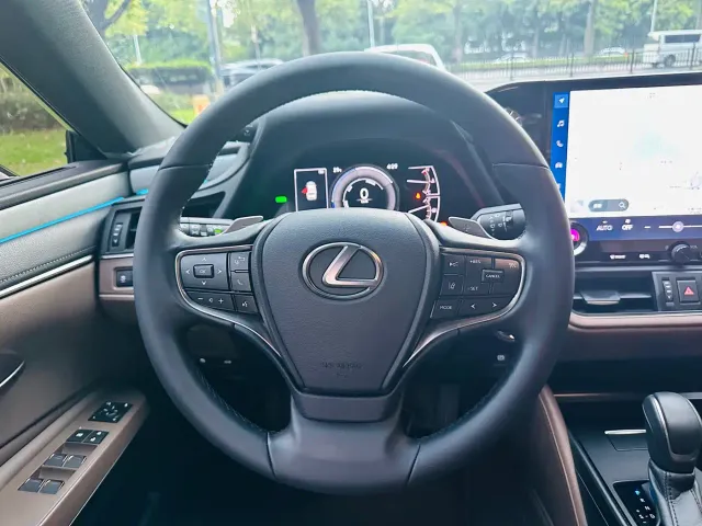 Lexus ES — Фото автомобиля 15
