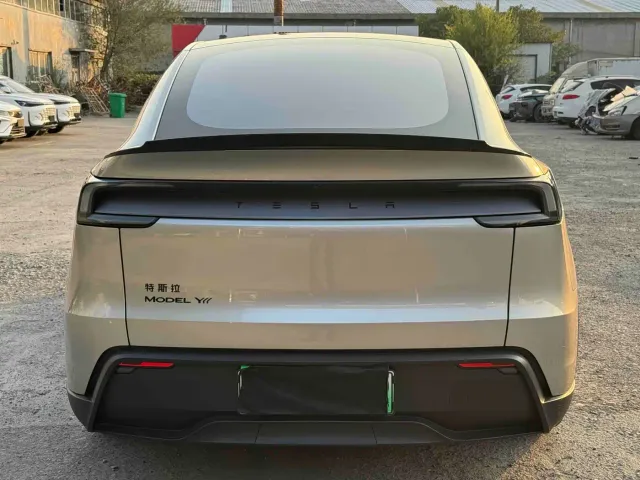 Tesla Model Y L — Фото автомобиля 4