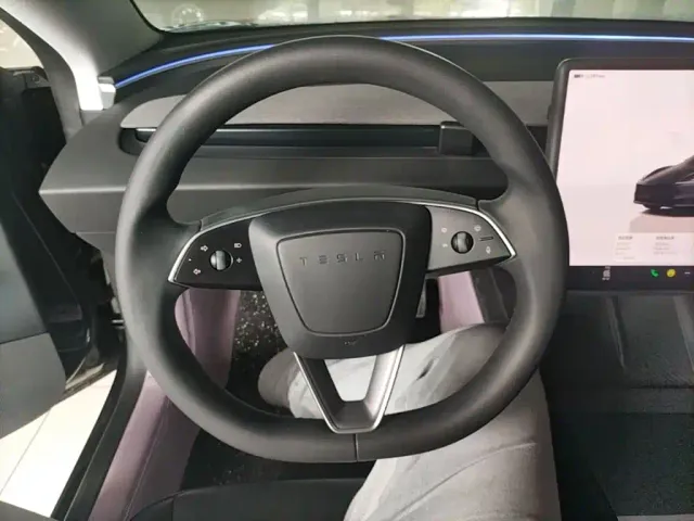 Tesla Model 3 — Фото автомобиля 10