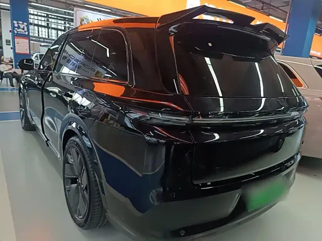 Li Auto L8 — Фото автомобиля 4