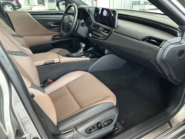 Lexus ES — Фото автомобиля 8