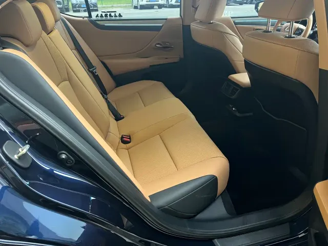 Lexus ES — Фото автомобиля 11