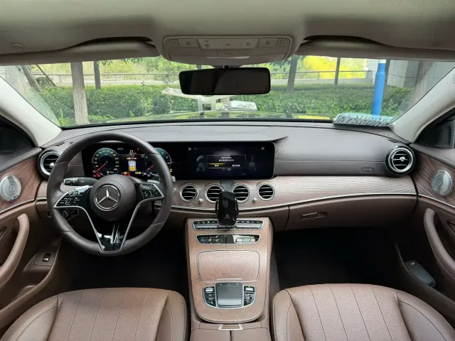Mercedes-Benz E-Class — Фото автомобиля 5