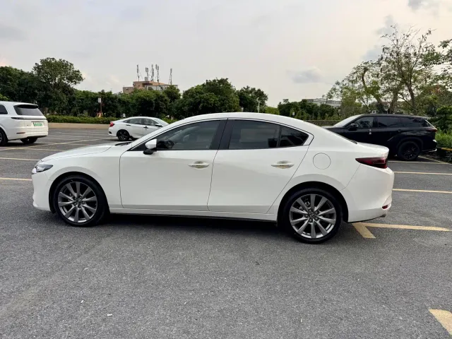 Mazda Axela — Фото автомобиля 6