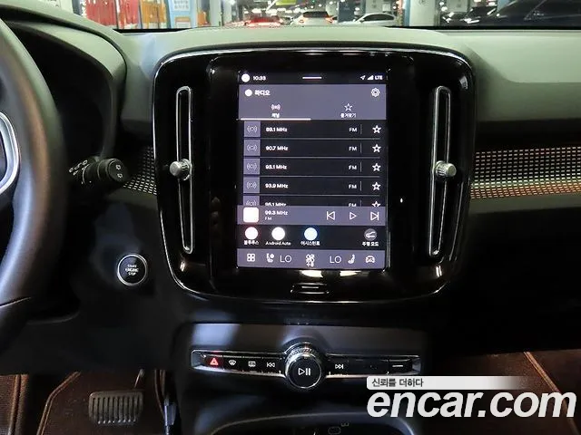 Вольво XC40 — Фото автомобиля 11