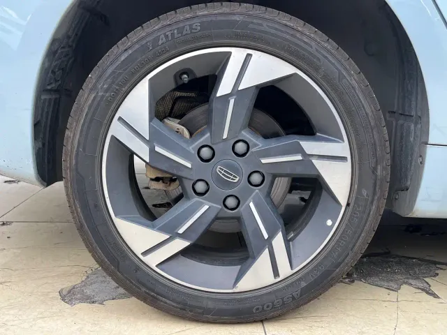 Geely Emgrand L — Фото автомобиля 23