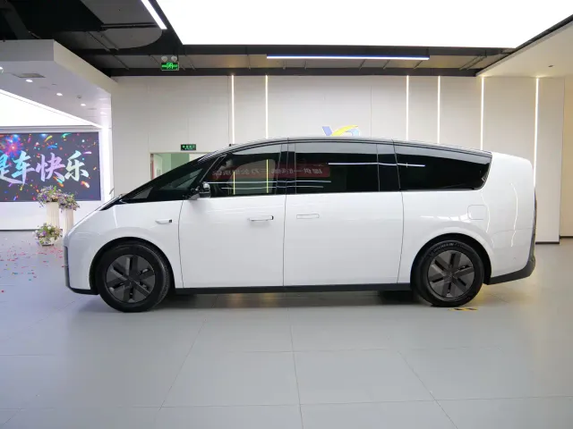 Li Auto MEGA — Фото автомобиля 5