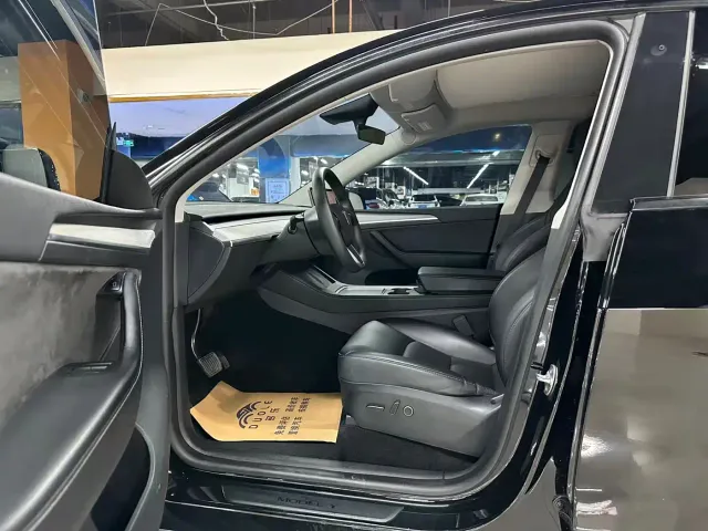 Tesla Model Y — Фото автомобиля 5