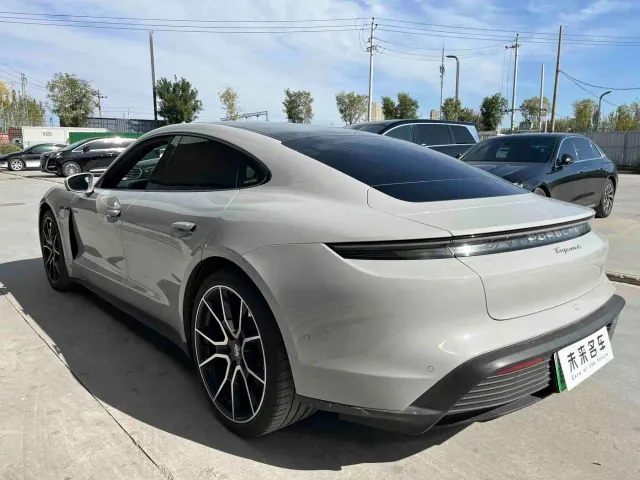 Porsche Taycan — Фото автомобиля 13