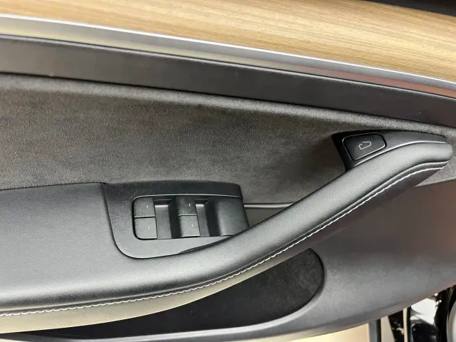 Tesla Model Y — Фото автомобиля 9