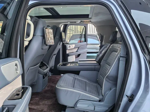 Lincoln Navigator — Фото автомобиля 10