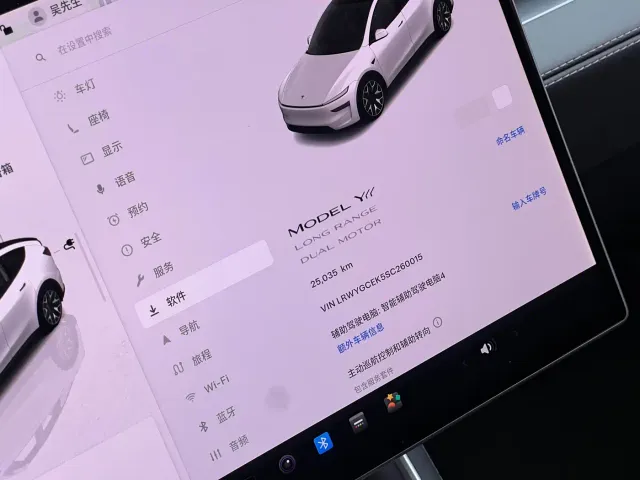 Tesla Model Y L — Фото автомобиля 15