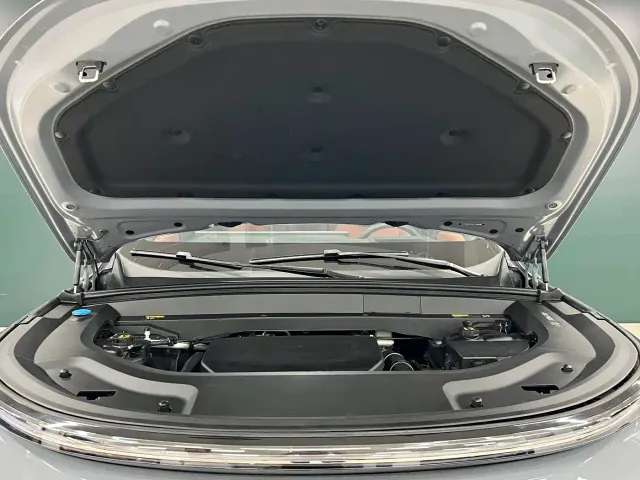 Li Auto L8 — Фото автомобиля 20