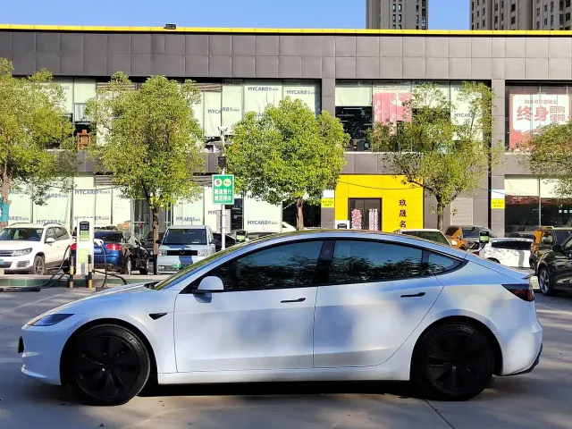 Tesla Model 3 — Фото автомобиля 7