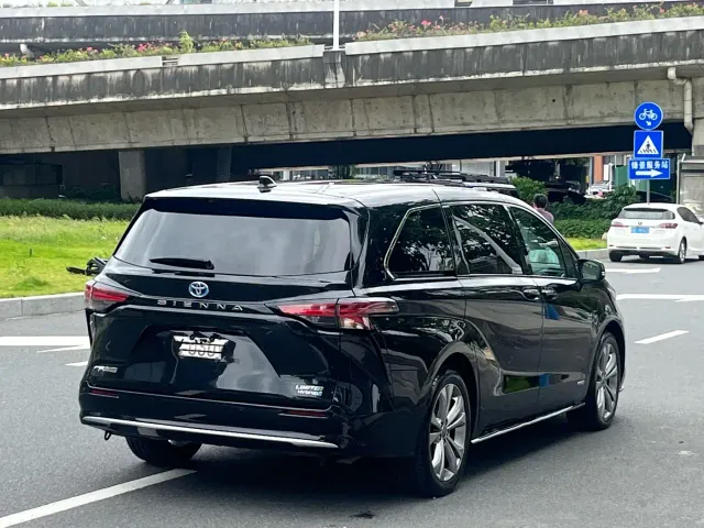 Toyota Sienna — Фото автомобиля 5