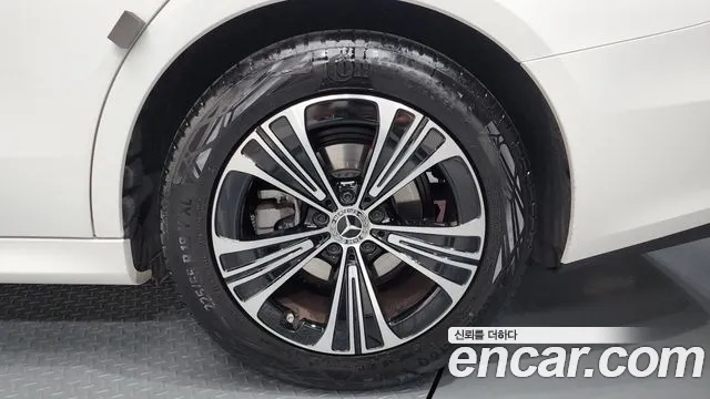 Mercedes-Benz E-Class — Фото автомобиля 21