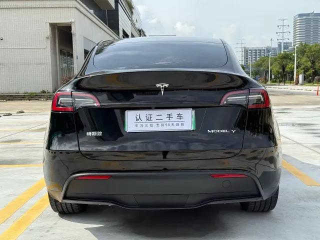 Tesla Model Y — Фото автомобиля 13