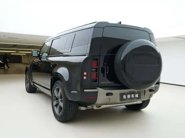 Land Rover Defender — Фото автомобиля 4