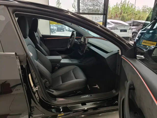 Tesla Model 3 — Фото автомобиля 3