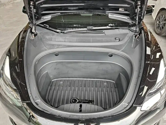 Tesla Model 3 — Фото автомобиля 19