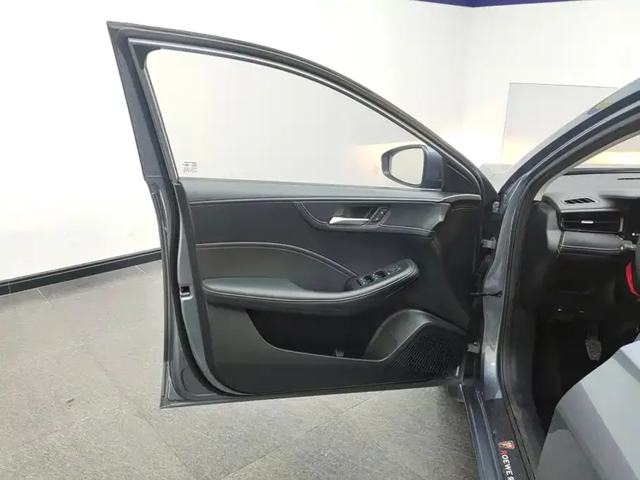 Roewe Roewe i5 2023 1.5L Manual Comfort Edition — Фото автомобиля 7