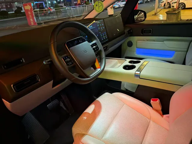 Li Auto MEGA — Фото автомобиля 3