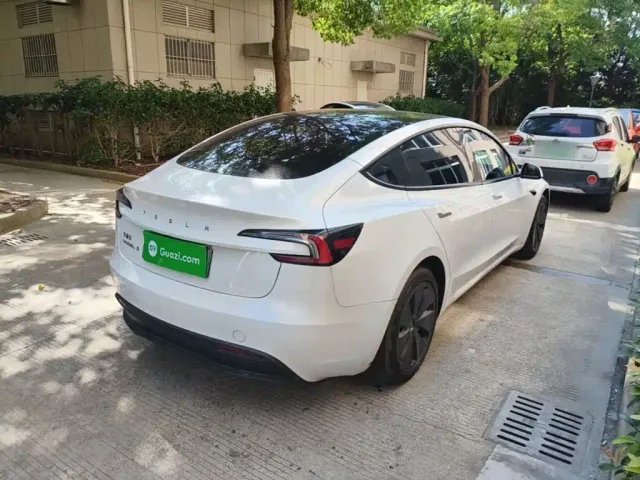 Tesla Model 3 — Фото автомобиля 4