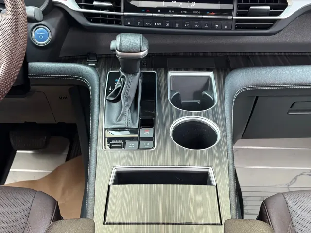Toyota Sienna — Фото автомобиля 12