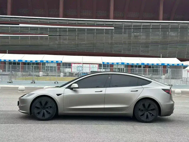 Tesla Model 3 — Фото автомобиля 2