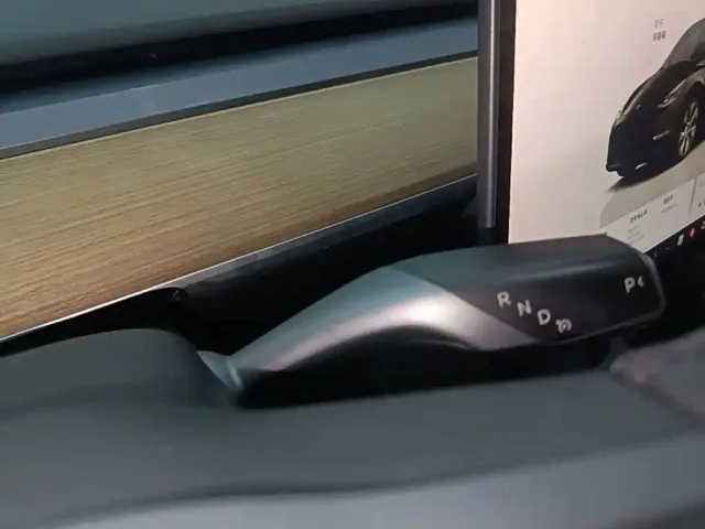 Tesla Model Y — Фото автомобиля 13