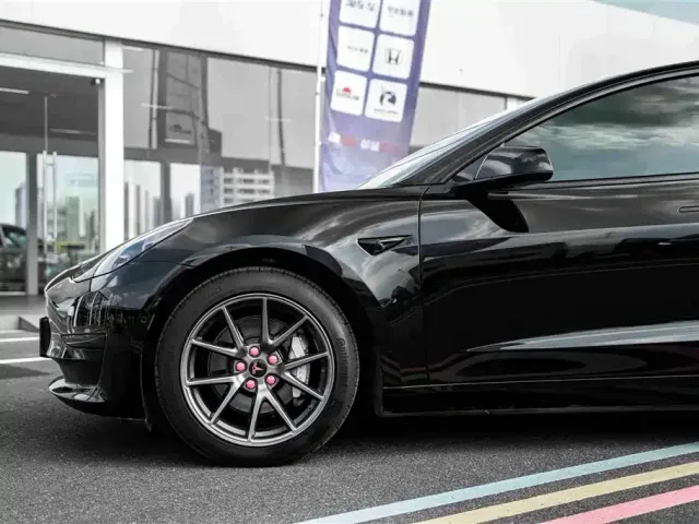 Tesla Model 3 — Фото автомобиля 4