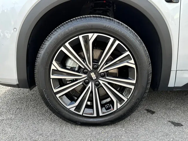 Geely Galaxy Starship 7 EM-i — Фото автомобиля 8