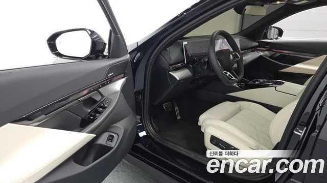 BMW 5 Series G60 — Фото автомобиля 10