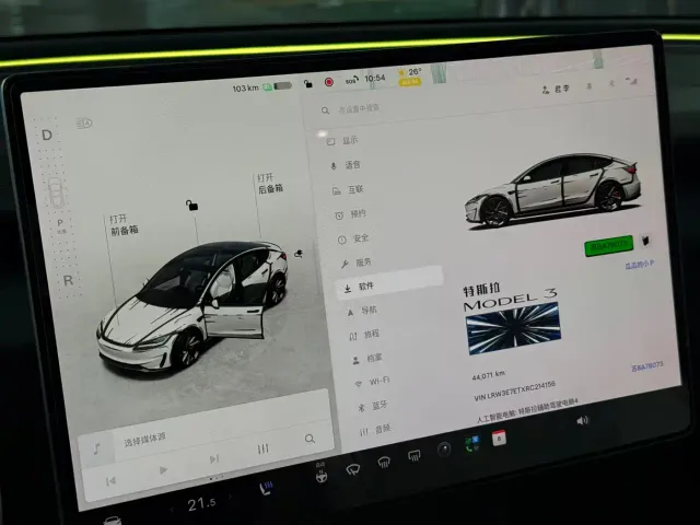 Tesla Model 3 — Фото автомобиля 6