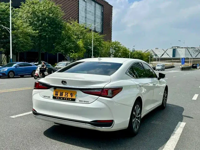 Lexus ES — Фото автомобиля 10