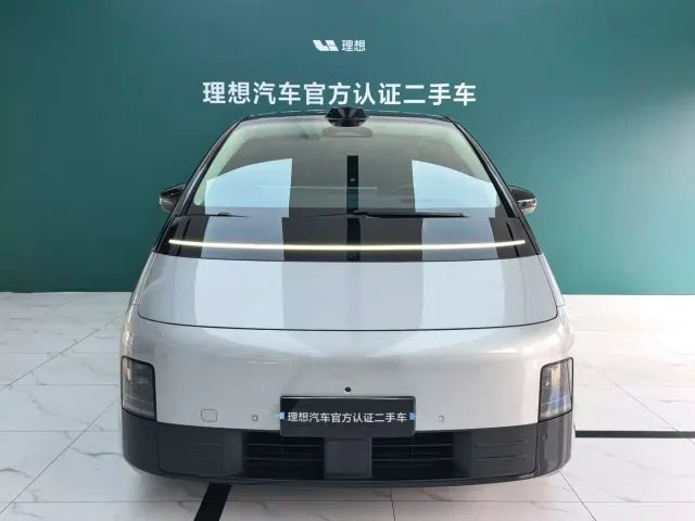 Li Auto MEGA — Фото автомобиля 2