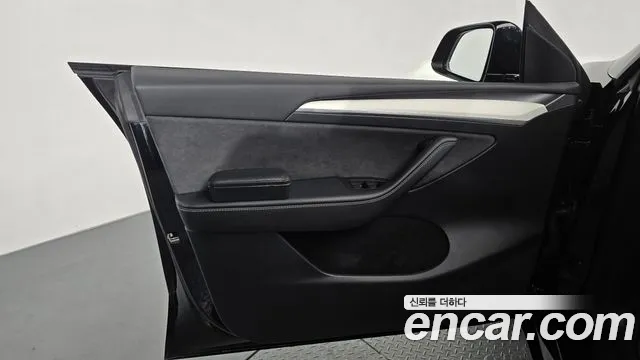 Tesla Model Y — Фото автомобиля 13