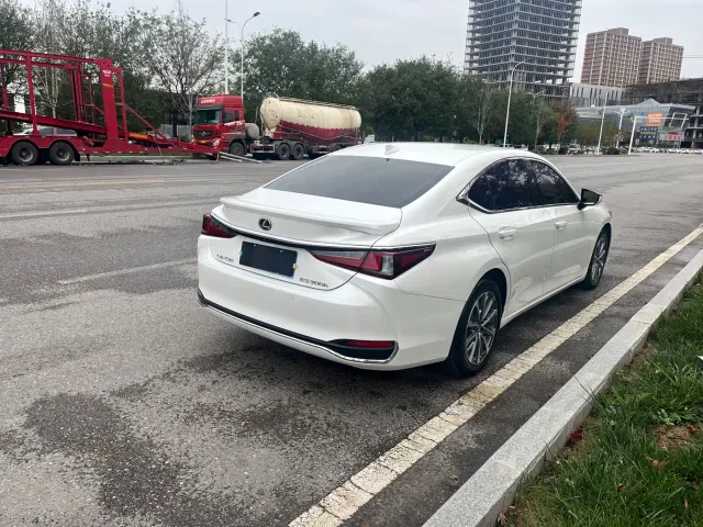 Lexus ES — Фото автомобиля 20
