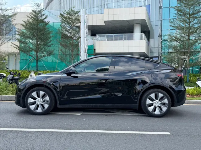 Tesla Model Y 2023 Long Range All-Wheel Drive Edition — Фото автомобиля 3