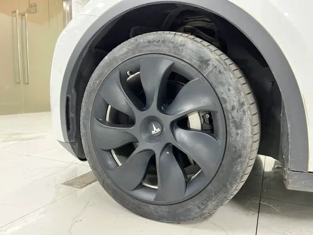 Tesla Model Y — Фото автомобиля 7