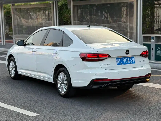 Volkswagen Lavida — Фото автомобиля 10