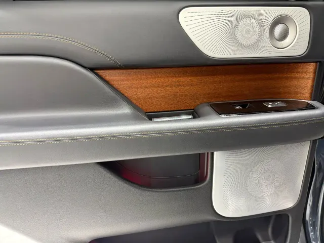 Lincoln Navigator — Фото автомобиля 19