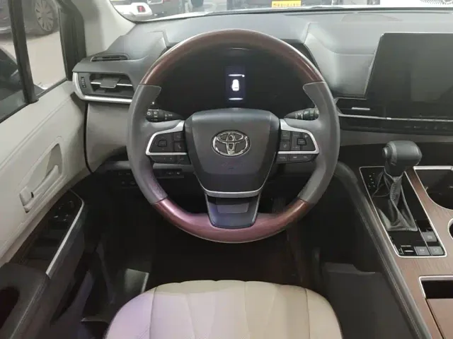 Toyota Sienna — Фото автомобиля 10