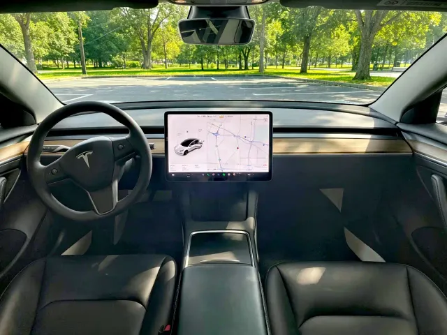 Tesla Model 3 — Фото автомобиля 9