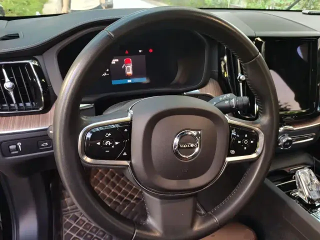Volvo XC60 — Фото автомобиля 6
