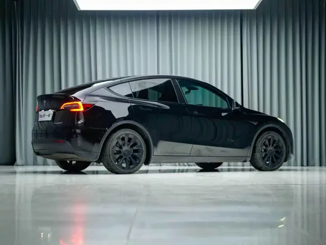 Tesla Model Y — Фото автомобиля 11