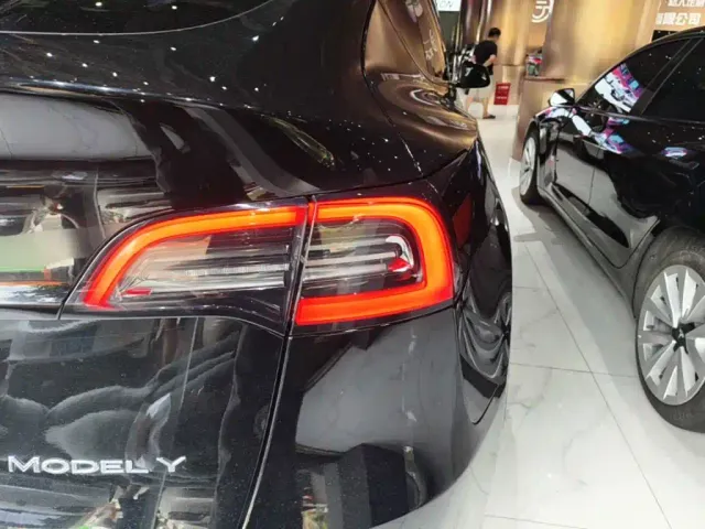 Tesla Model Y — Фото автомобиля 7