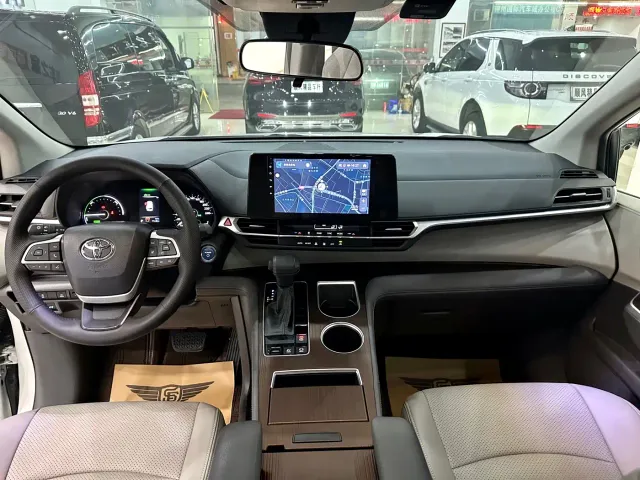 Toyota Sienna — Фото автомобиля 10